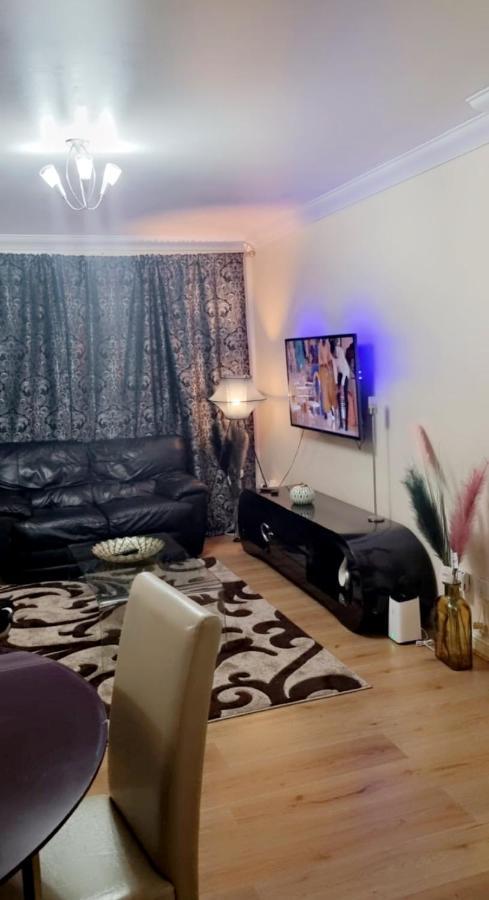 2 Bedroom Apartment - Greater London Dagenham Exterior photo