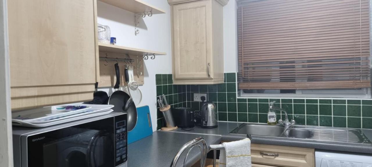 2 Bedroom Apartment - Greater London Dagenham Exterior photo